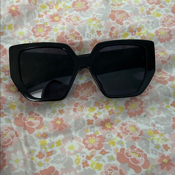 Authentic Gucci Black Sunglasses with Gold GG Accents GG0956S - Picture 2 of 8